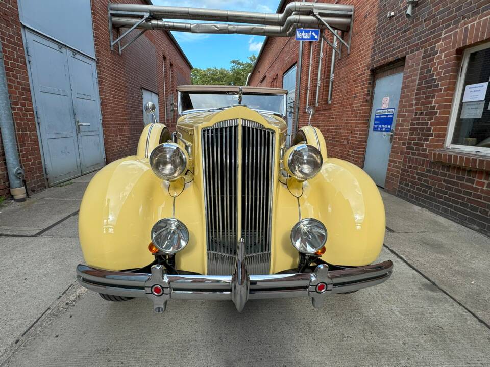 Image 18/75 of Packard One-Twenty (1936)