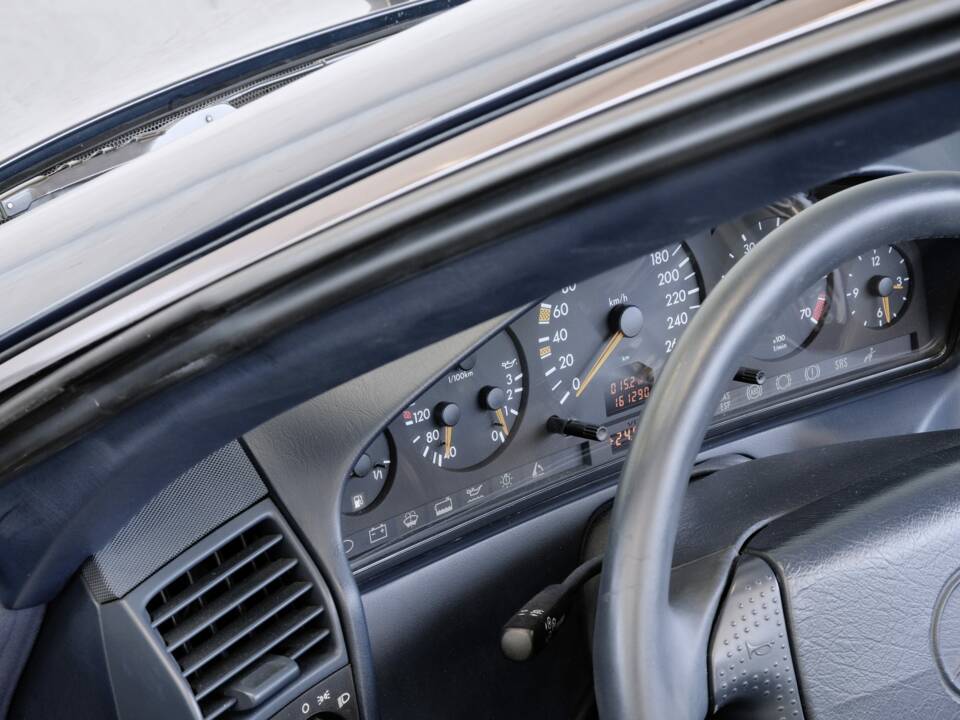 Image 15/46 of Mercedes-Benz SL 320 (1998)
