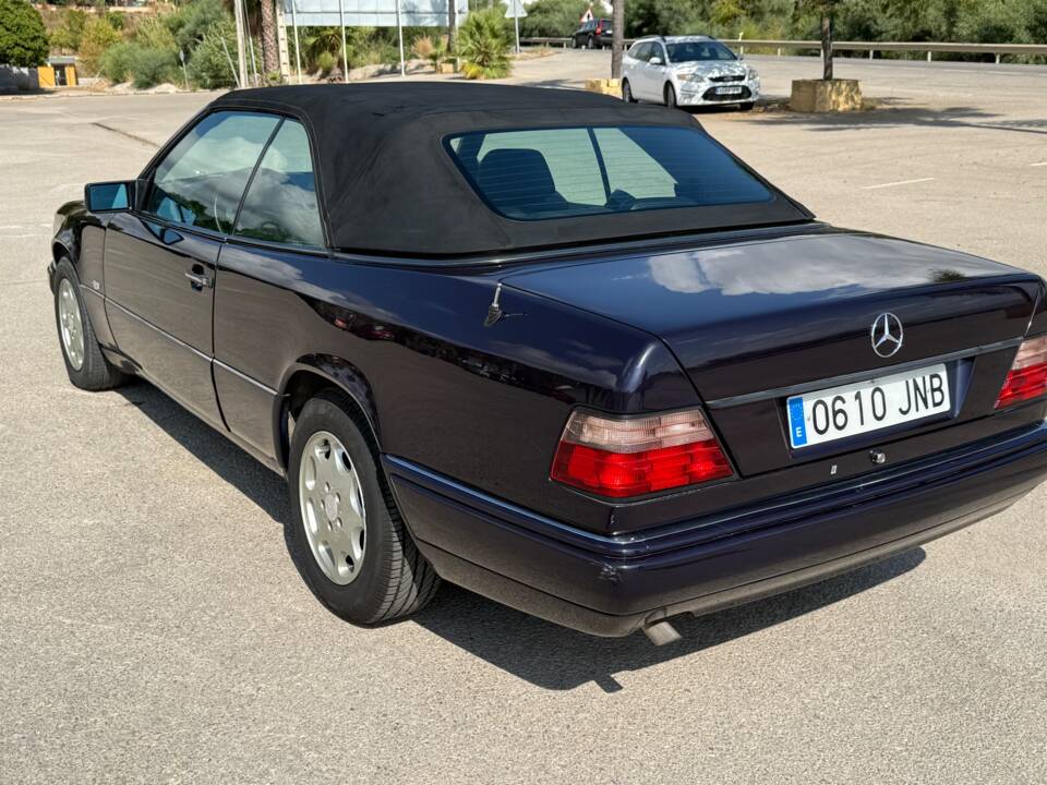 Image 11/30 of Mercedes-Benz E 200 "Final Edition" (1997)