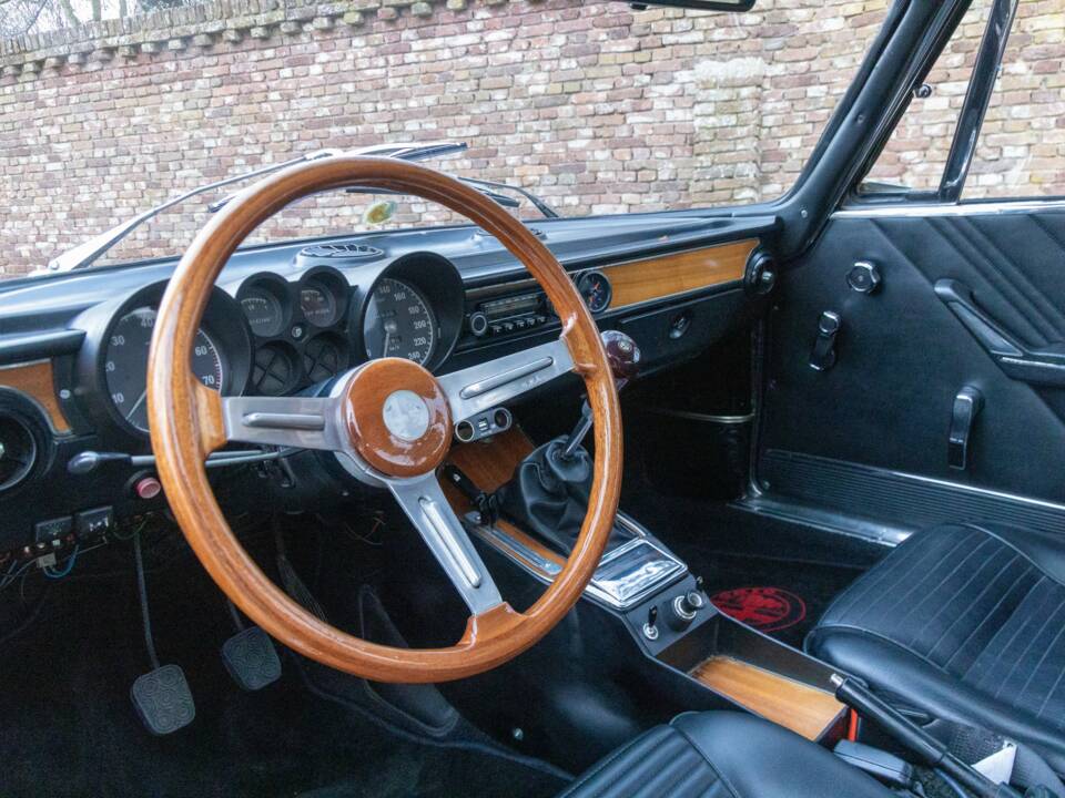 Image 40/50 of Alfa Romeo Giulia GT 1300 Junior (1971)