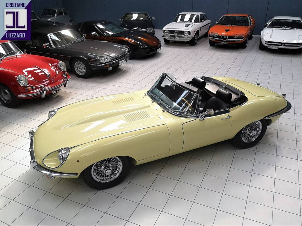 Image 2/51 de Jaguar E-Type (1970)