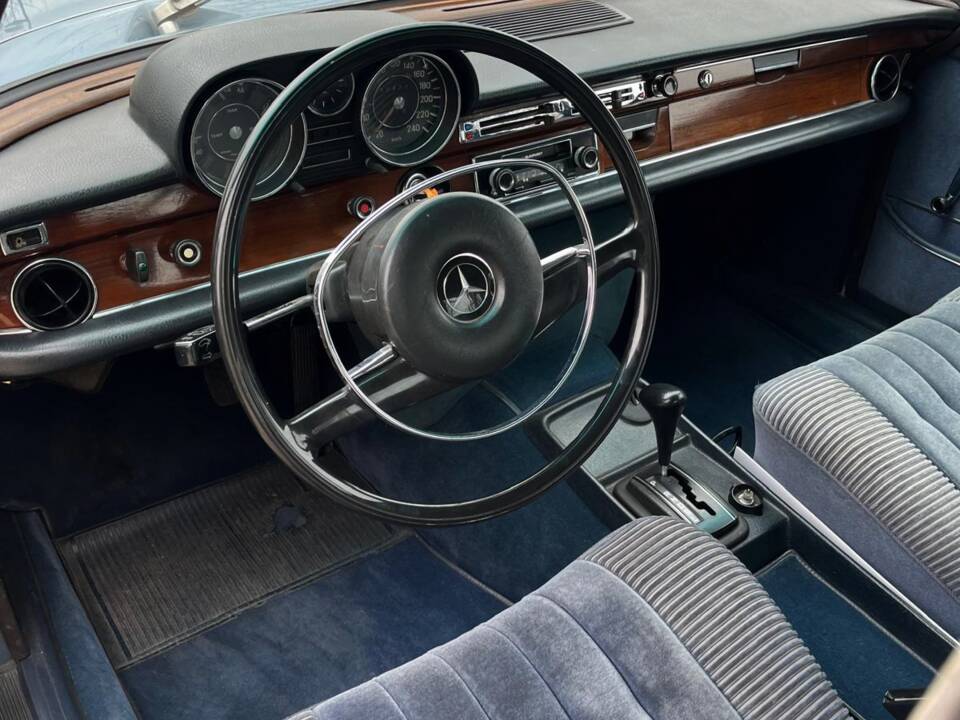 Image 8/10 of Mercedes-Benz 280 SE 3,5 (1972)