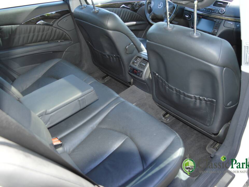 Image 26/50 of Mercedes-Benz E 500 T (2004)