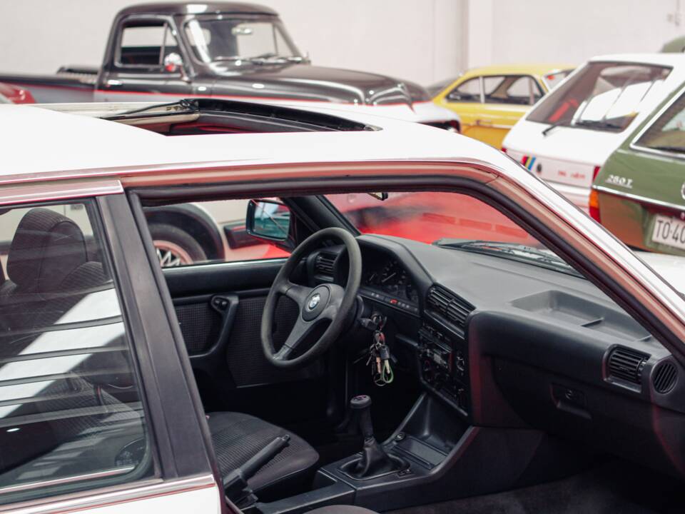 Image 9/38 of BMW 325i (1986)