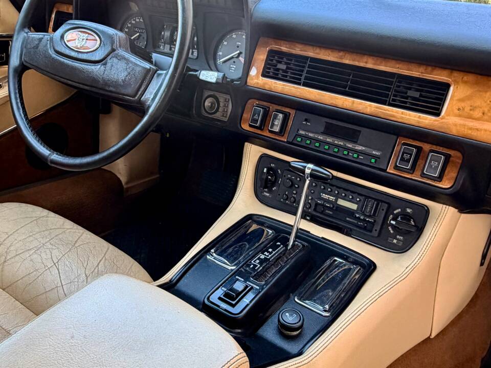 Image 14/17 of Jaguar XJS 5.3 V12 (1985)