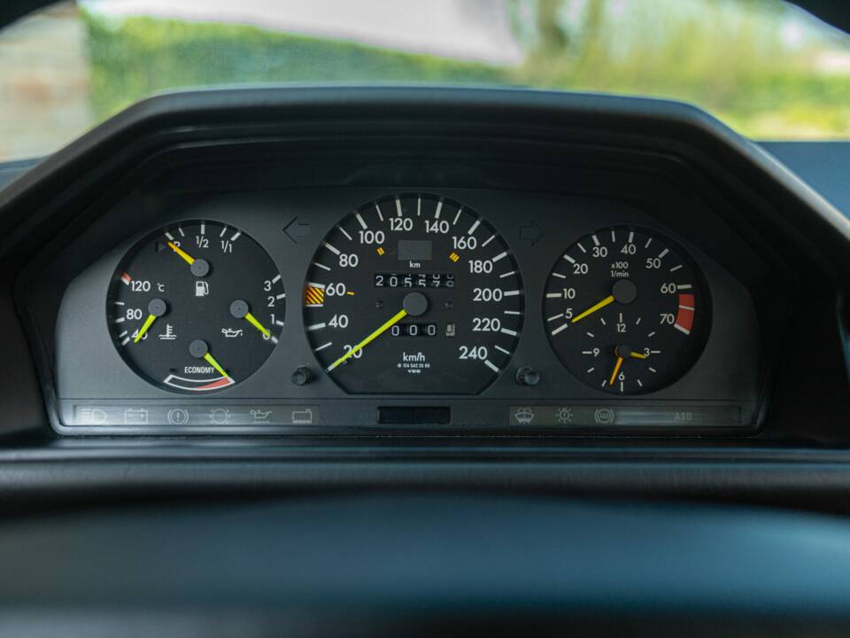 Image 38/46 de Mercedes-Benz 300 CE (1988)