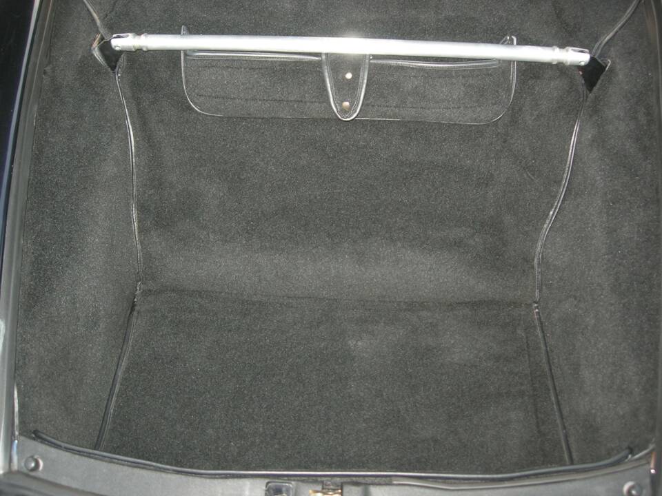 Image 29/42 of Porsche 911 Carrera 2 (1991)