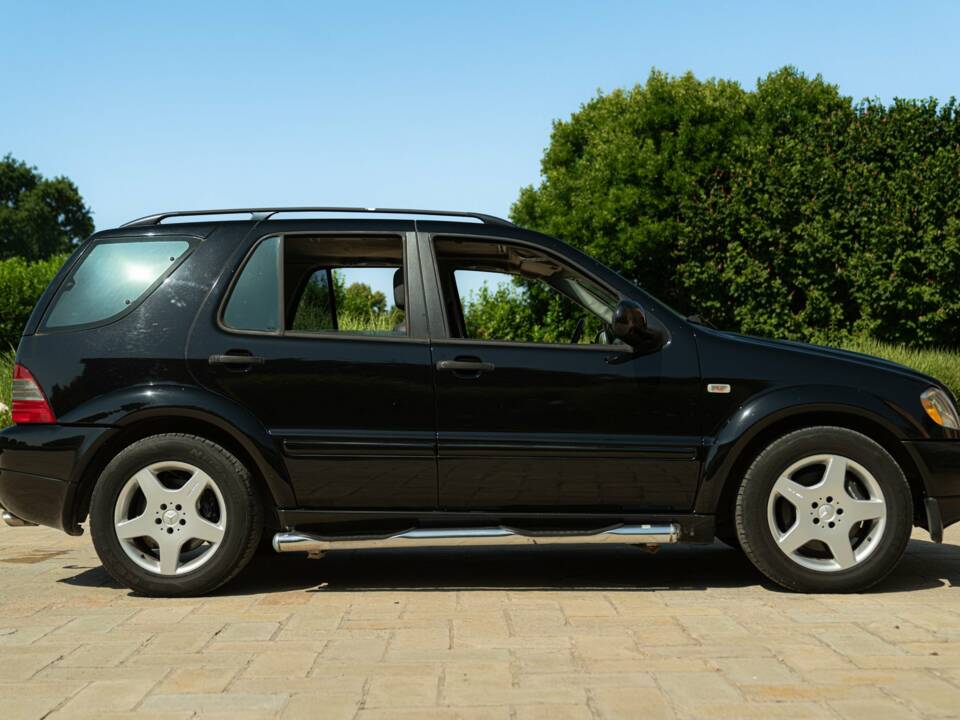 Image 13/50 of Mercedes-Benz ML 55 AMG (2000)