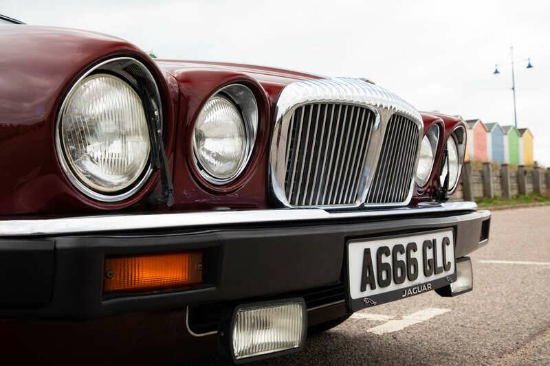 Image 40/50 of Daimler Double Six (1983)