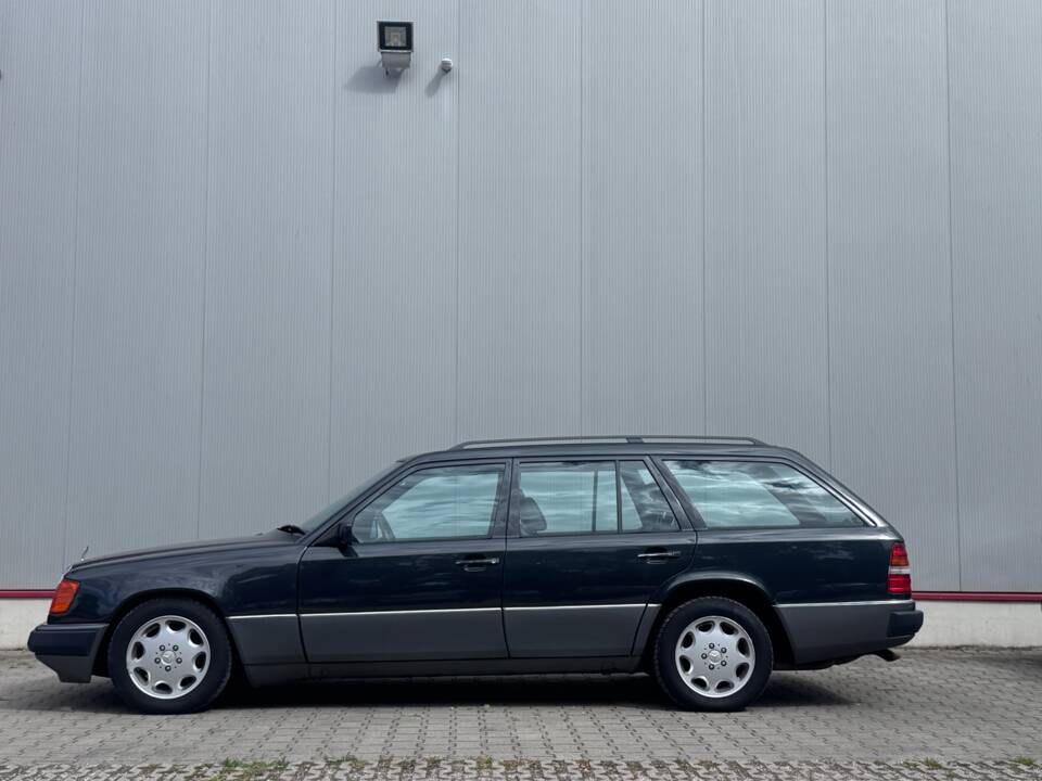Image 1/29 of Mercedes-Benz 300 TE (1989)