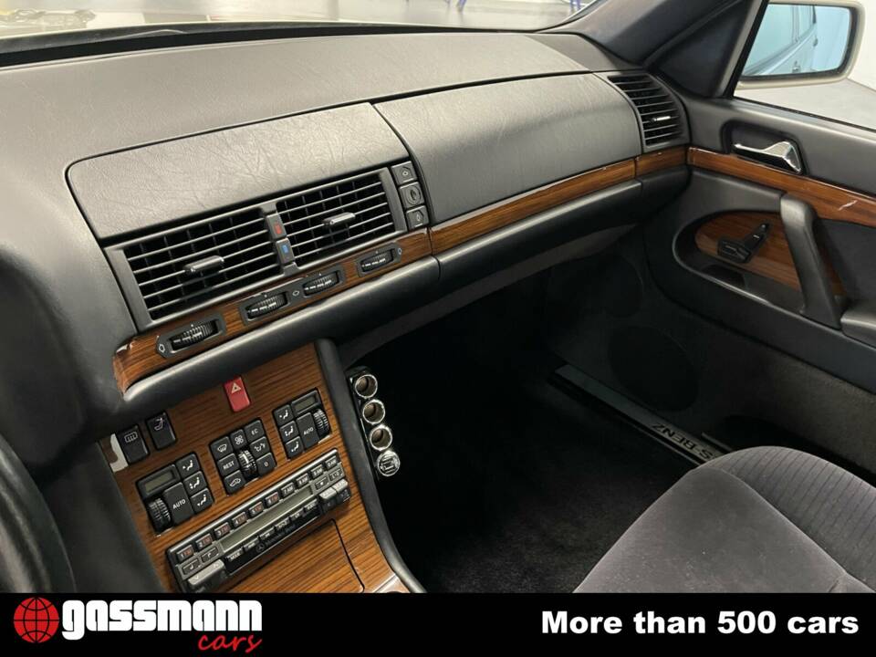 Image 13/15 of Mercedes-Benz 300 SE (1991)