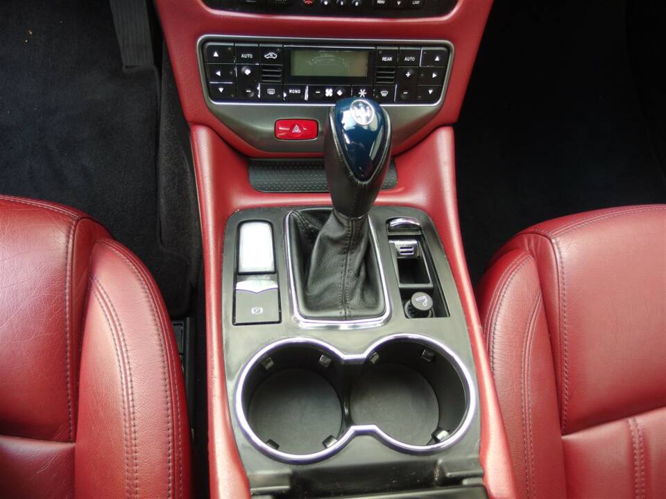 Image 50/99 of Maserati GranTurismo 4.2 (2008)