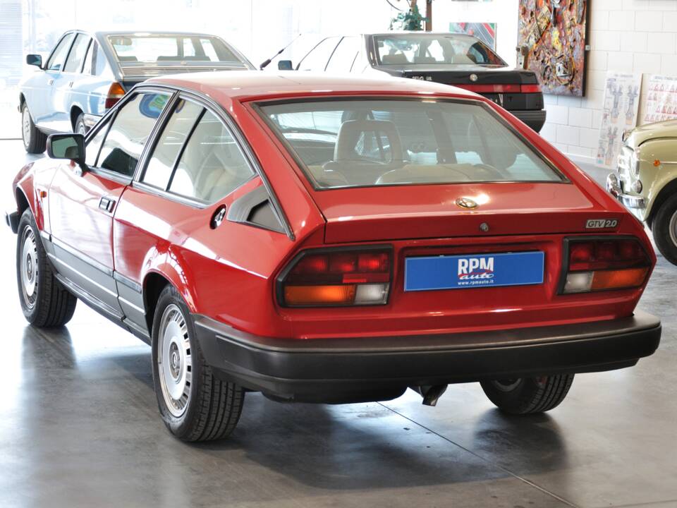 Image 8/28 of Alfa Romeo GTV 2.0 (1984)