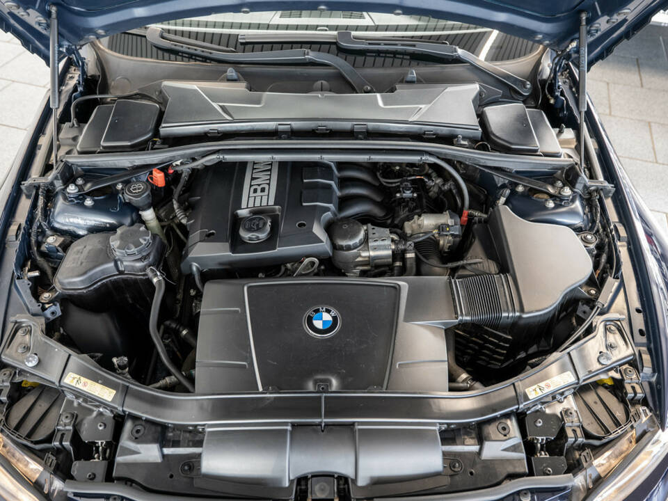 Image 25/31 of BMW 320i (2008)