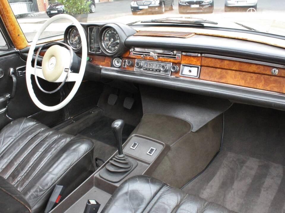 Image 17/30 of Mercedes-Benz 280 SE (1970)