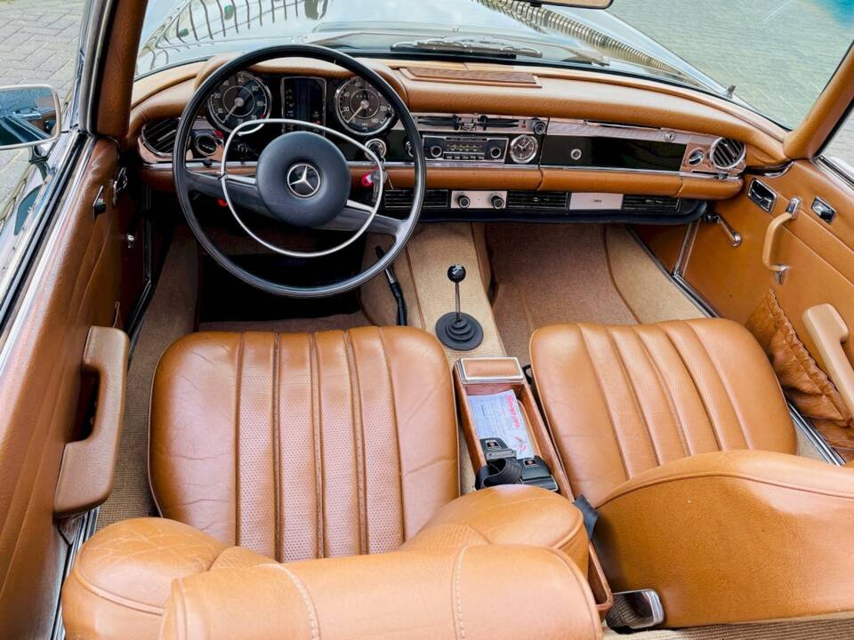 Image 17/36 of Mercedes-Benz 280 SL (1970)