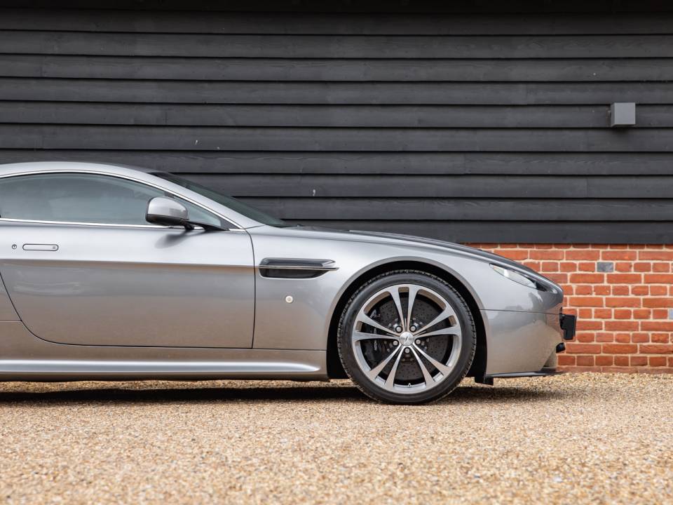 Immagine 21/50 di Aston Martin V12 Vantage (2011)