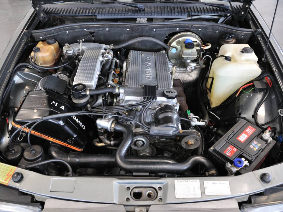 Image 32/34 de Alfa Romeo 75 2.0 Twin Spark (1987)