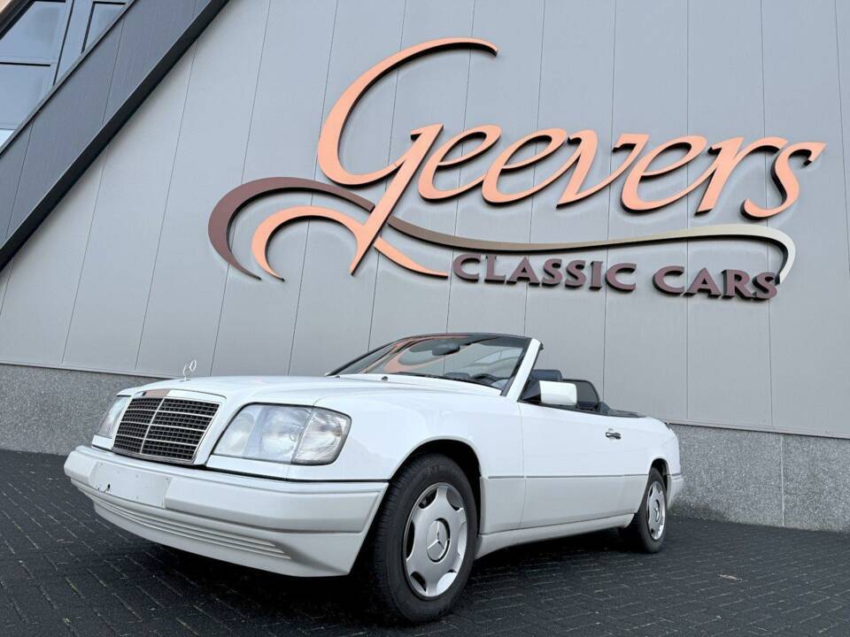 Image 3/36 of Mercedes-Benz E 200 (1994)