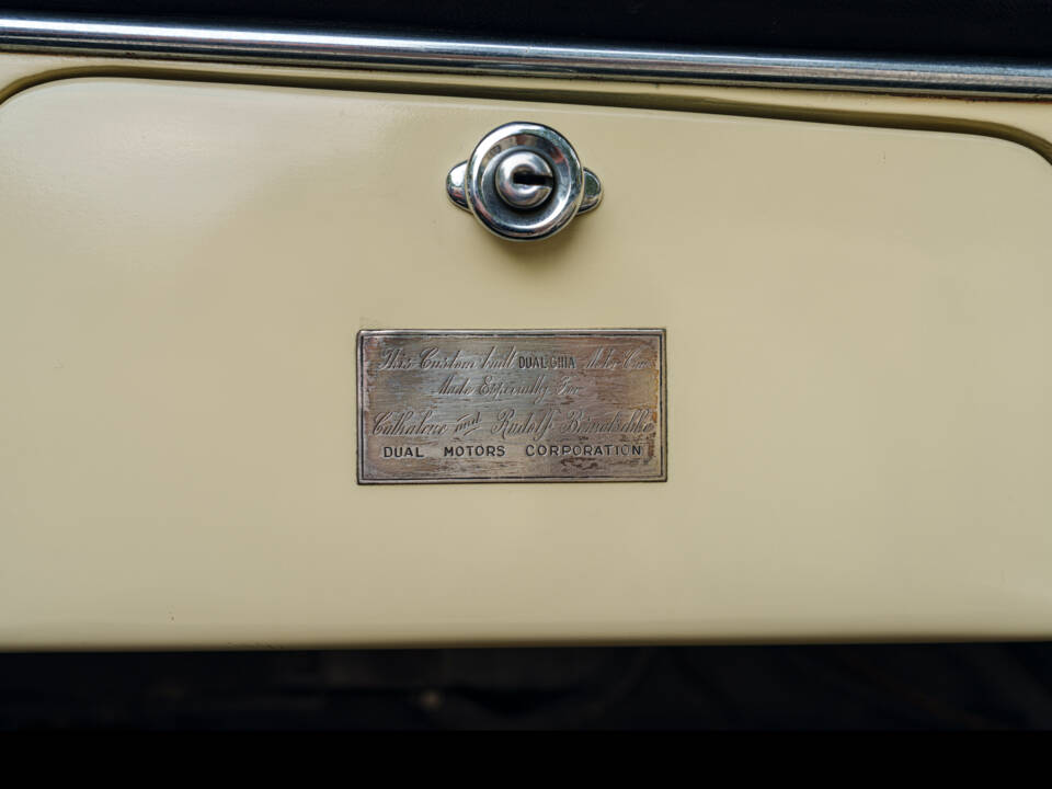 Image 23/28 of Dual-Ghia Convertible (1957)