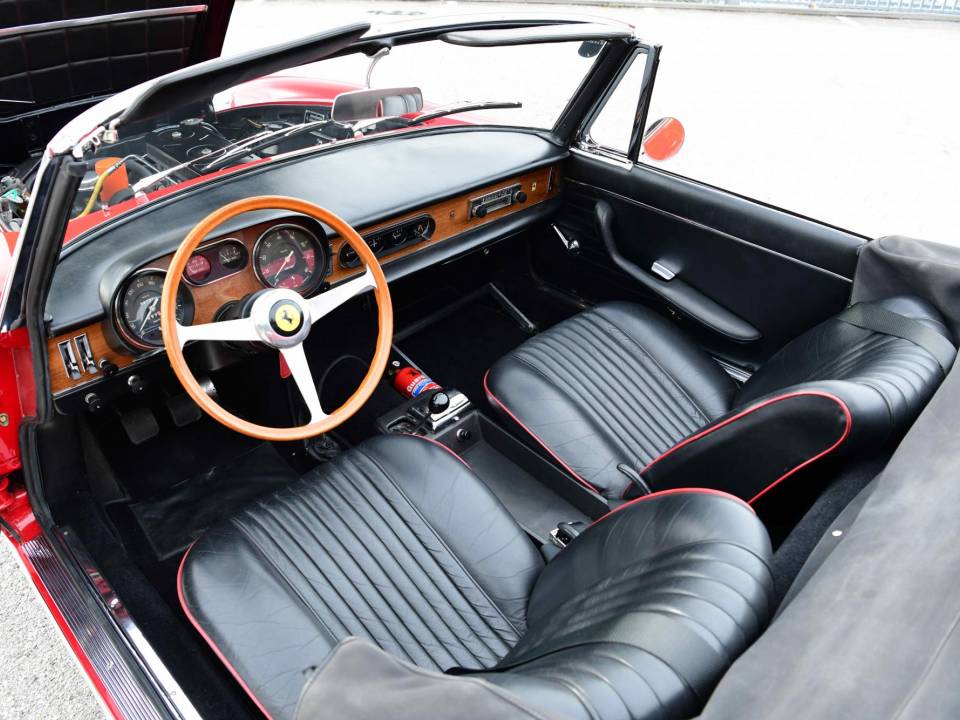 Afbeelding 36/50 van Ferrari 275 GTS (1965)
