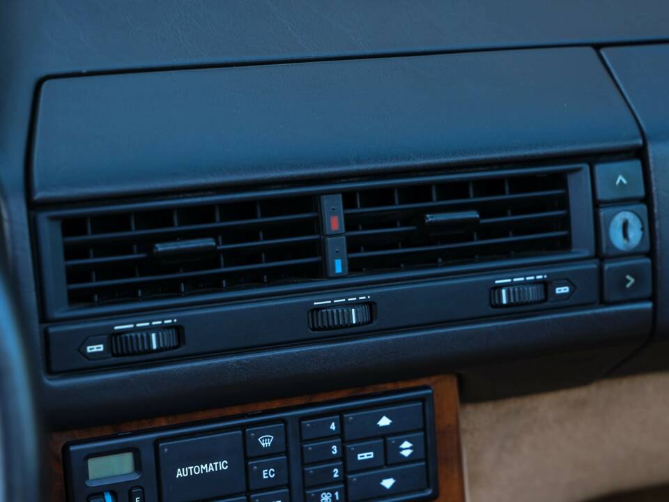 Image 29/50 of Mercedes-Benz 500 SL (1990)