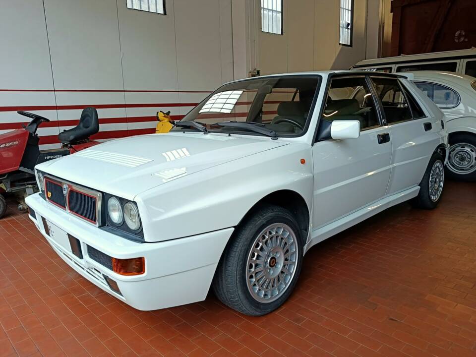 Image 2/25 of Lancia Delta HF Integrale Evoluzione I (1992)