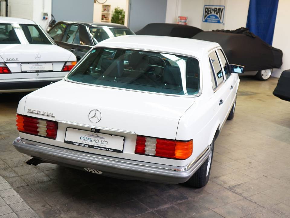 Image 9/33 of Mercedes-Benz 500 SEL (1984)