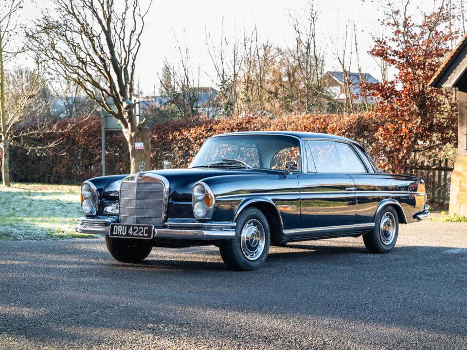 Afbeelding 11/45 van Mercedes-Benz 300 SE (1965)