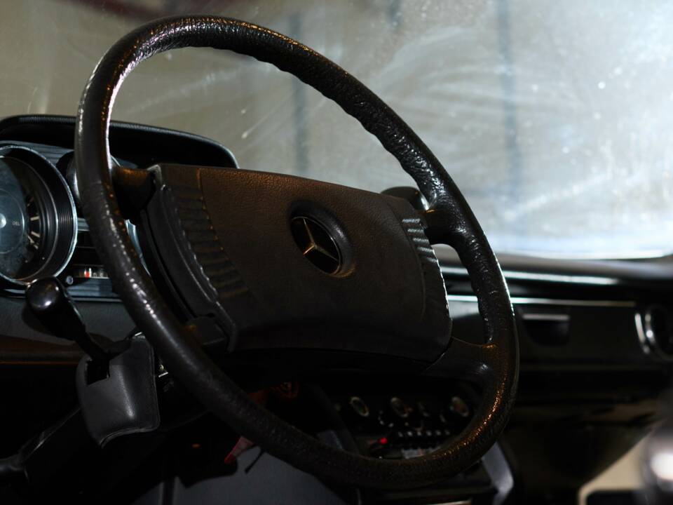 Image 34/64 of Mercedes-Benz 230/6 LWB (1976)
