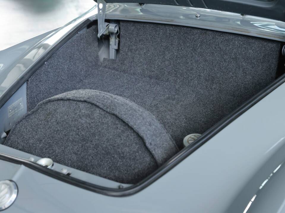 Image 46/50 of Volkswagen Karmann Ghia 1500 (1961)