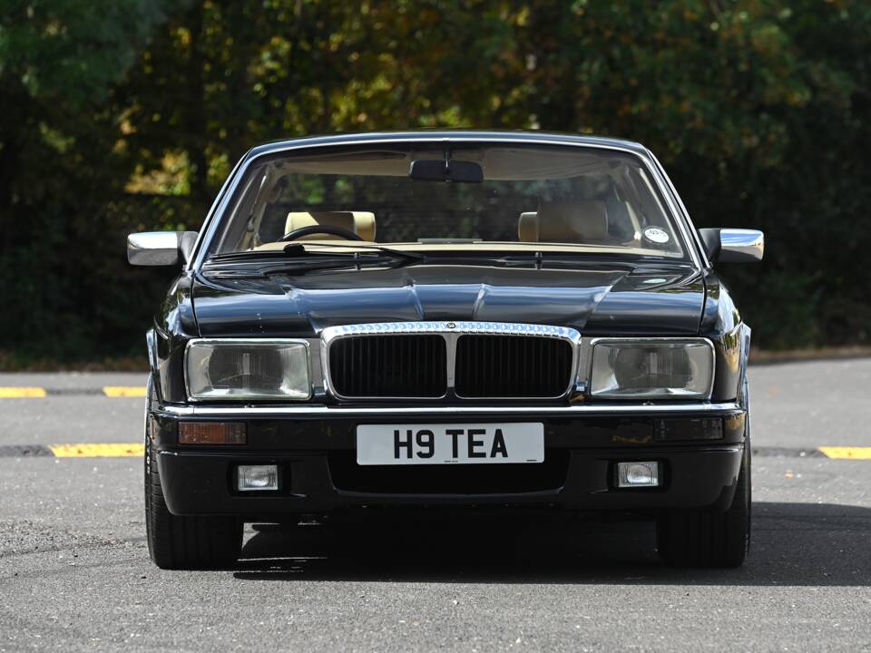 Image 3/21 of Daimler XJ 6 4.0 (1990)