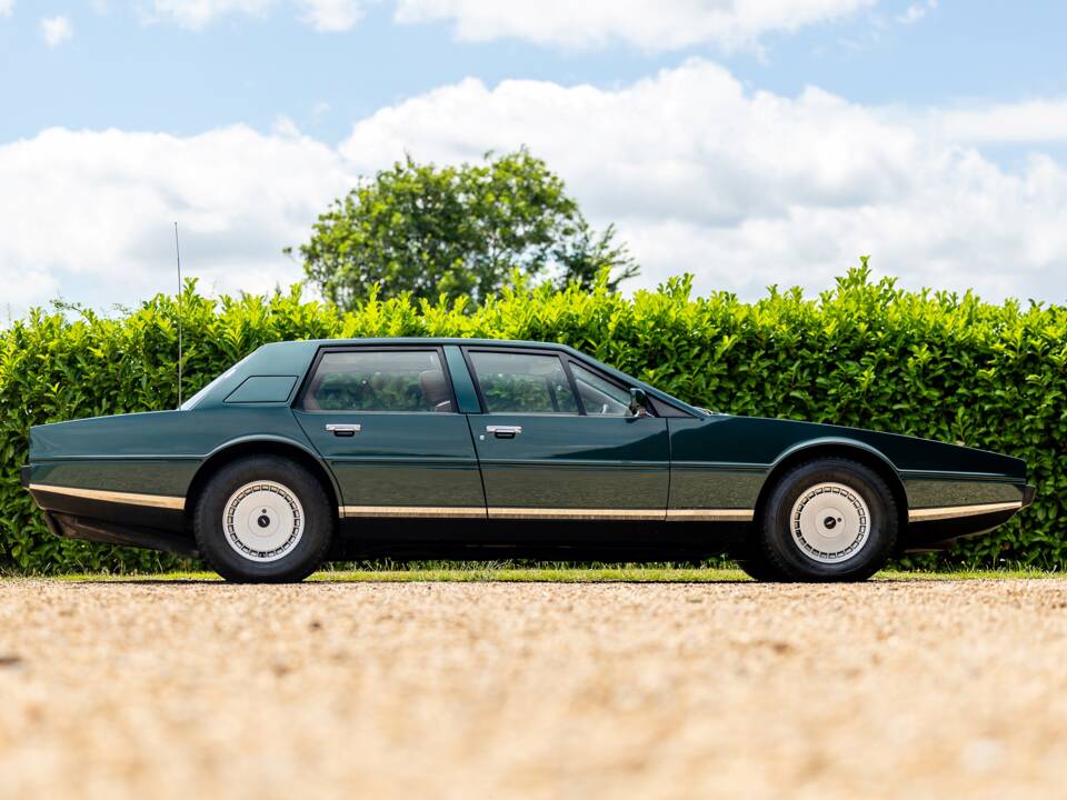 Immagine 2/38 di Aston Martin Lagonda (1981)