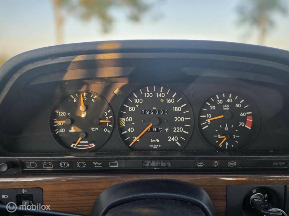 Image 31/50 de Mercedes-Benz 300 SE (1989)