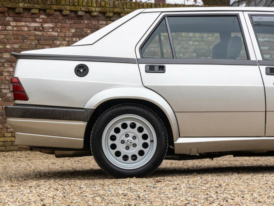 Afbeelding 46/50 van Alfa Romeo 75 2.0 Twin Spark (1988)