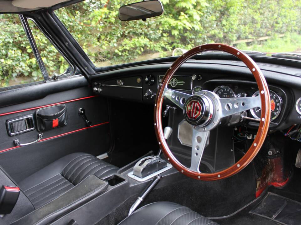 Bild 8/16 von MG MGC GT (1968)