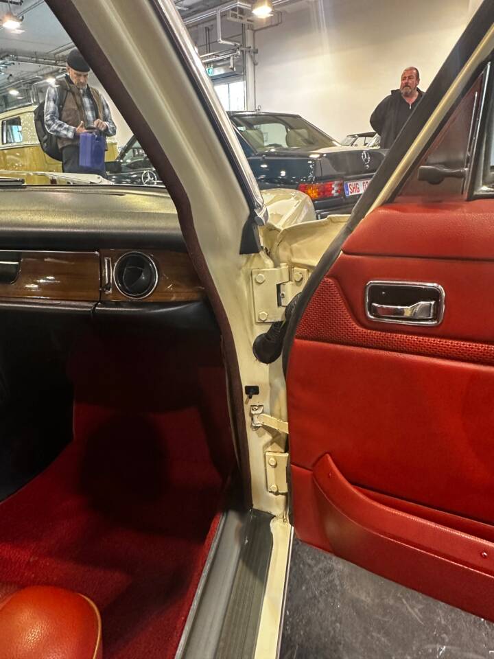 Image 15/21 of Mercedes-Benz 240 D 3,0 (1976)