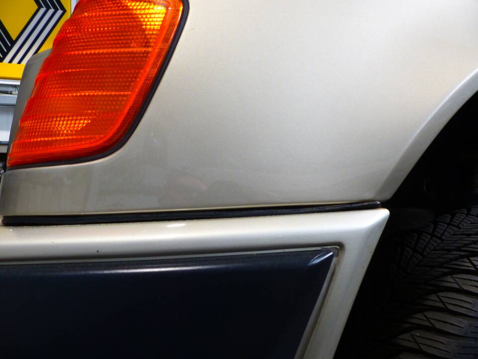 Afbeelding 57/63 van Mercedes-Benz 230 CE (1988)