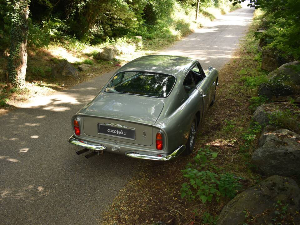 Image 2/71 of Aston Martin DB 6 Vantage (1966)