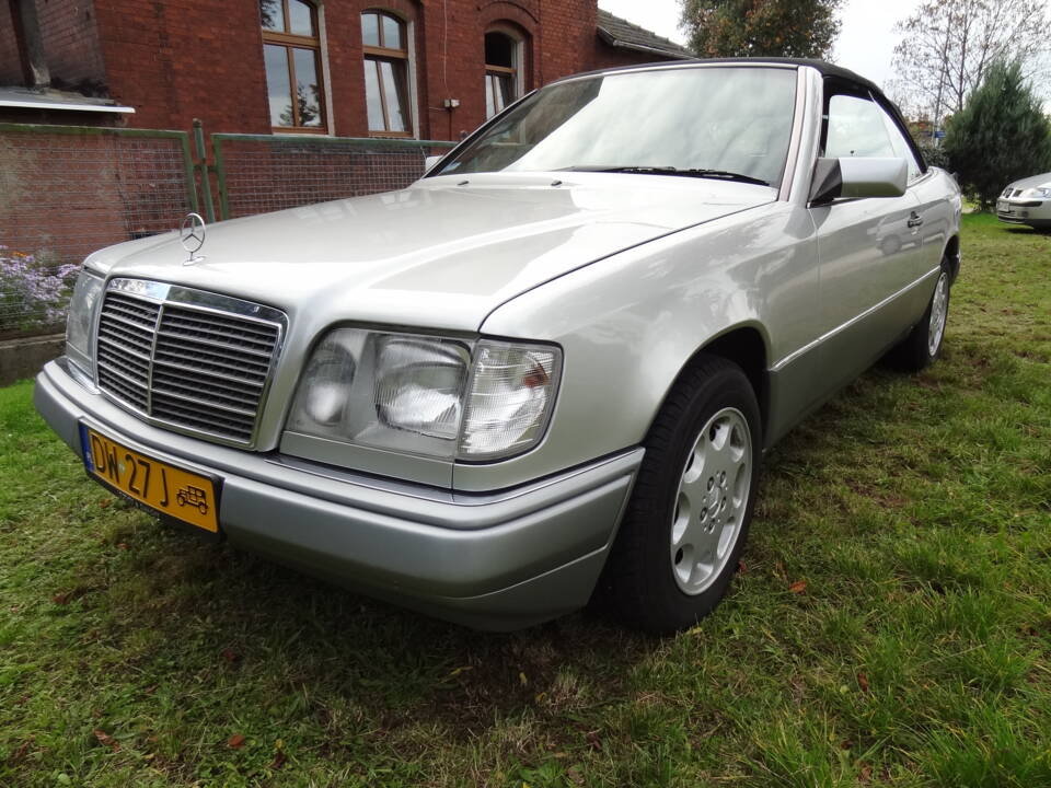 Image 3/5 of Mercedes-Benz E 200 Diesel (1994)