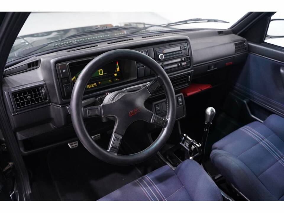 Image 2/8 de Volkswagen Golf II GTi 16V 1.8 (1989)