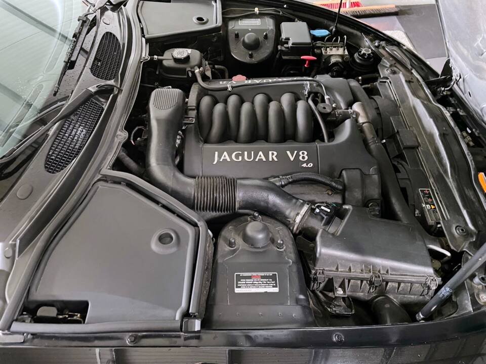 Image 12/14 of Jaguar XK8 4.0 (1999)