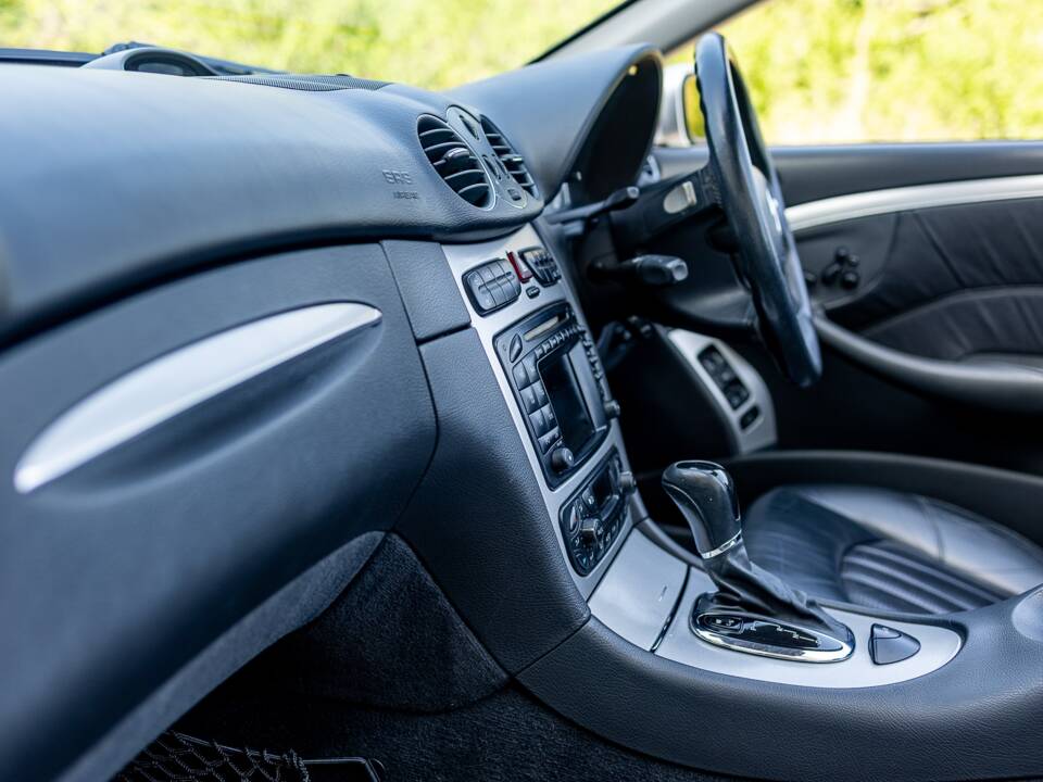 Image 28/50 of Mercedes-Benz CLK 55 AMG (2003)