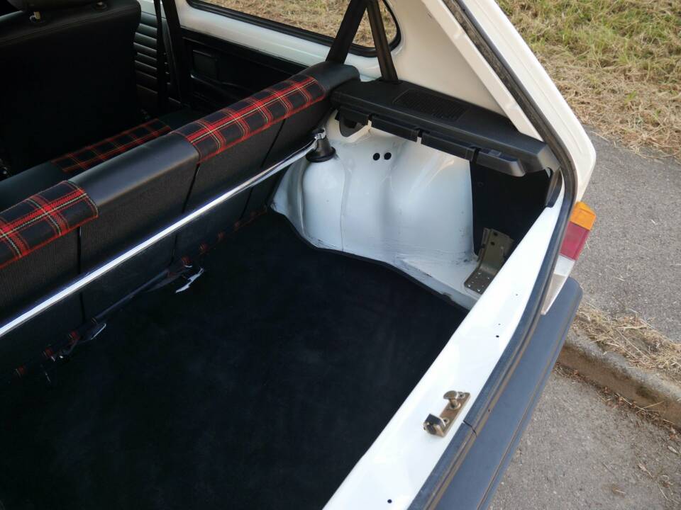 Image 33/35 of Volkswagen Golf Mk I GTI 1.6 (1980)