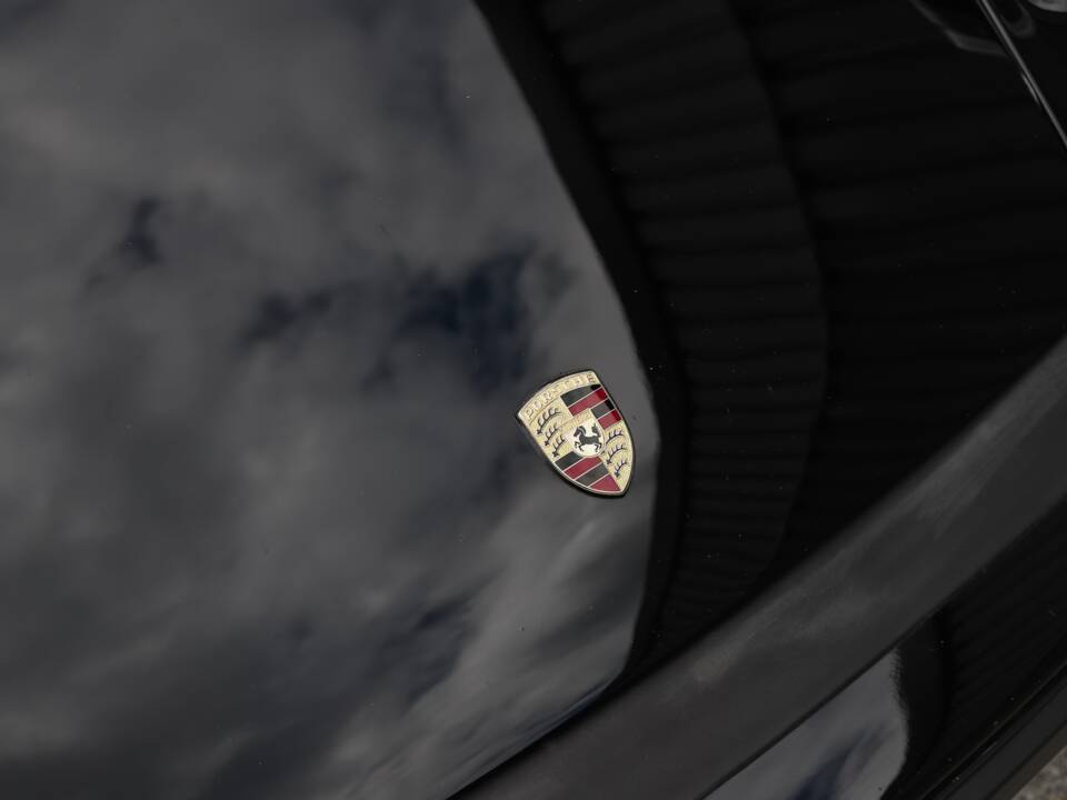 Image 25/108 de Porsche 911 Carrera 3.2 (1989)