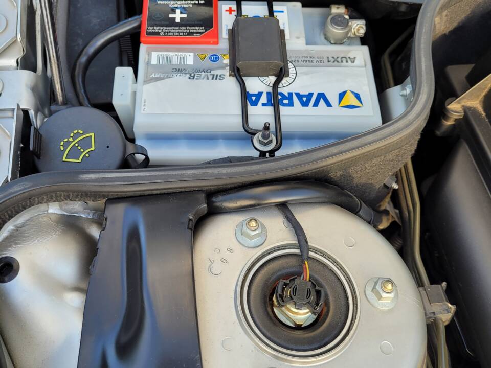 Bild 43/97 von Mercedes-Benz SL 500 (2004)
