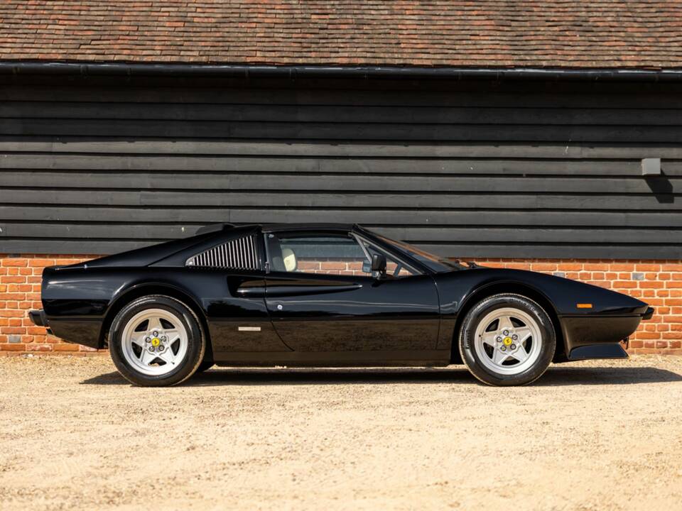 Bild 3/50 von Ferrari 308 GTB Quattrovalvole (1985)