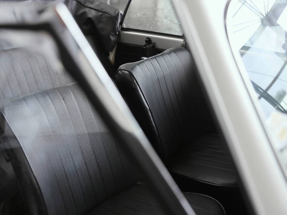 Image 24/37 of Volkswagen Beetle 1302 (1971)