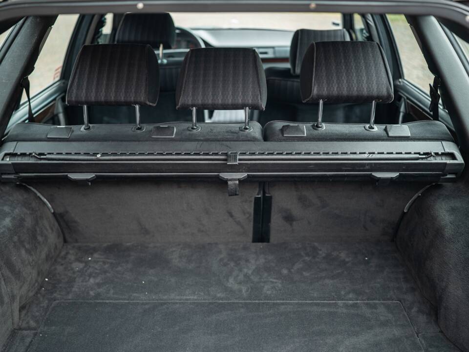 Imagen 21/72 de Mercedes-Benz 250 TD (1991)