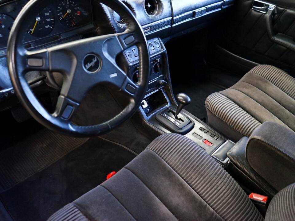 Image 25/36 de Mercedes-Benz 280 E (1982)